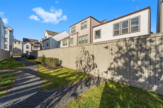 Building Photo - 817 Kamano Ave