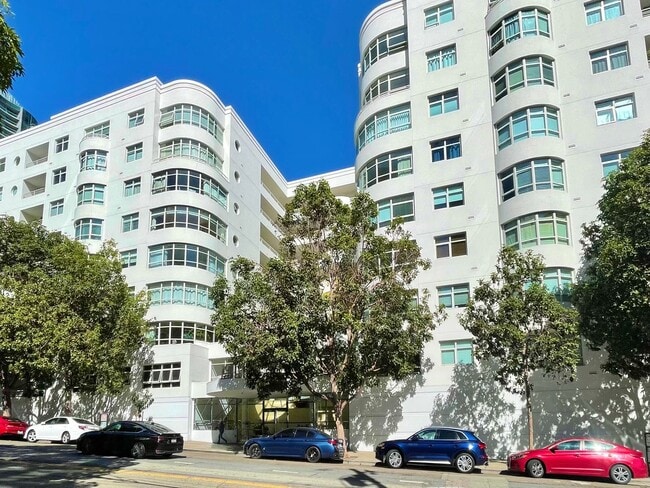 Building Photo - Spacious 1BR  / 1BA Portside Condo, Views,...