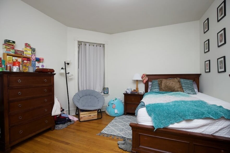 Building Photo - 6717 N Sheridan Rd