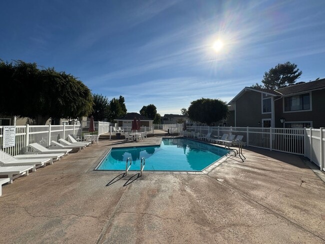 Building Photo - Beautiful 2Bd/1.5Ba Townhome in Orange w/A...