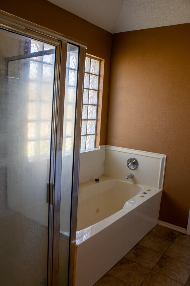 Building Photo - Charming 3 bedroom home