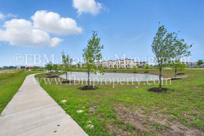 Building Photo - 2121 Luna Dr