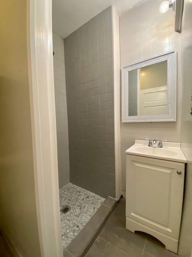 Building Photo - 30th-407 E