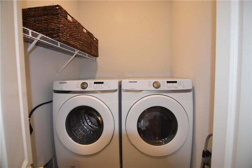 Building Photo - 137 Pearl St