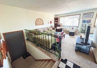Building Photo - Off Campus Housing Option - Spacious 3 Bedroom Unit!