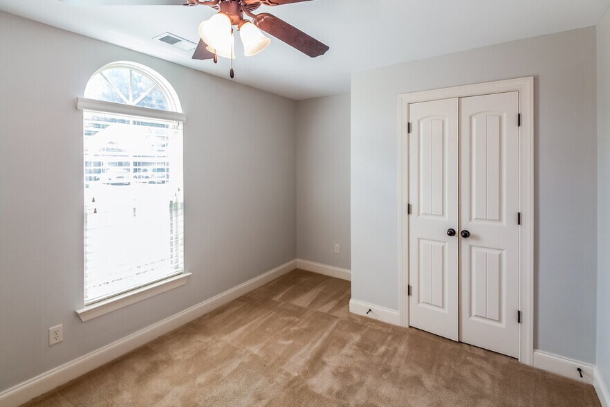 Building Photo - 5823 Bedford Pl