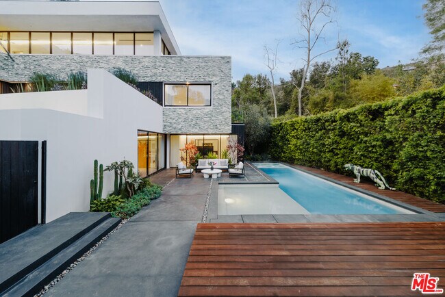 Building Photo - 7681 Willow Glen Rd
