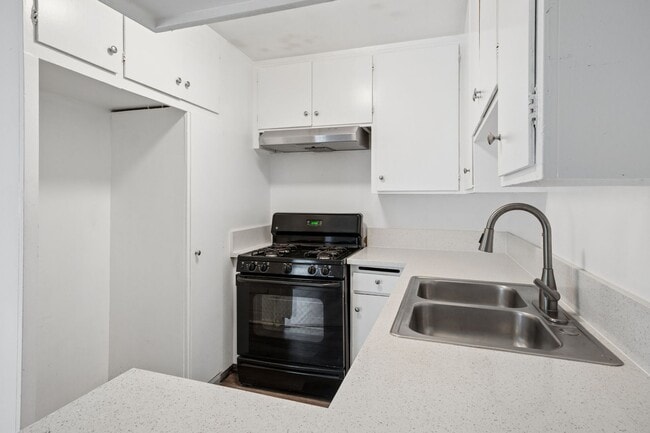 Building Photo - 2 bed 1 Bath Available Now