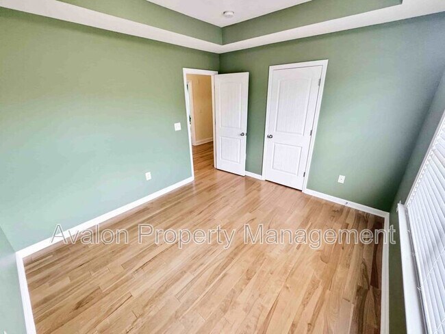 Building Photo - 2435 Manor View