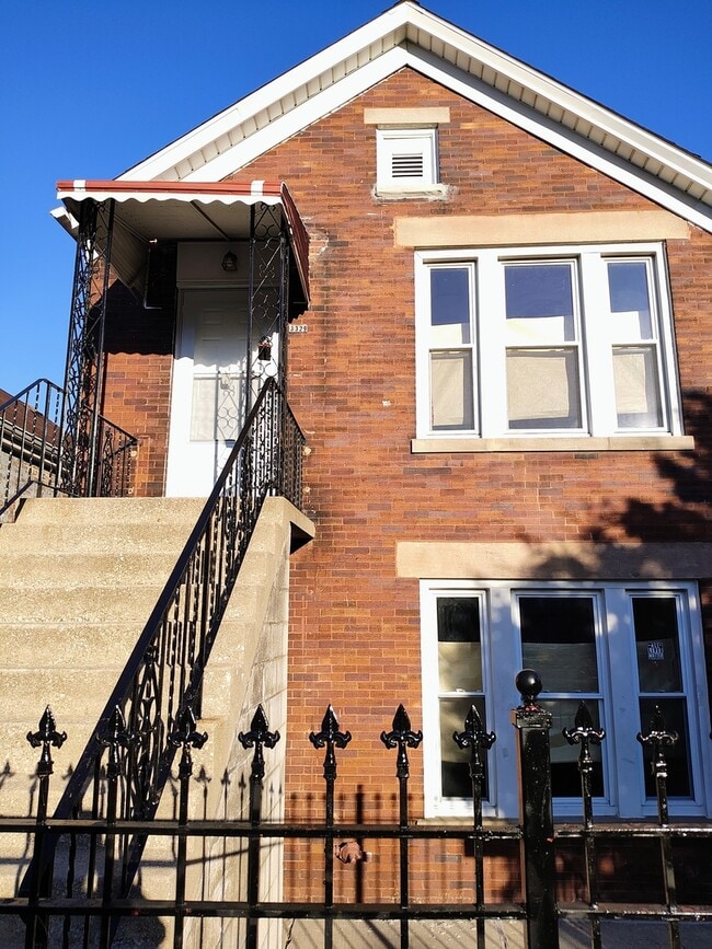 Building Photo - 3329 S Oakley Ave