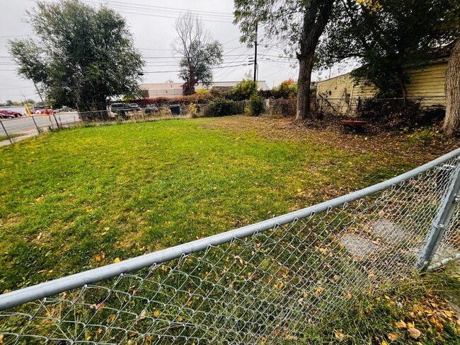 Building Photo - 2-Bed, 1-Bath Home with Detached Garage & Huge Backyard! Pet Friendly (Currently occupied)