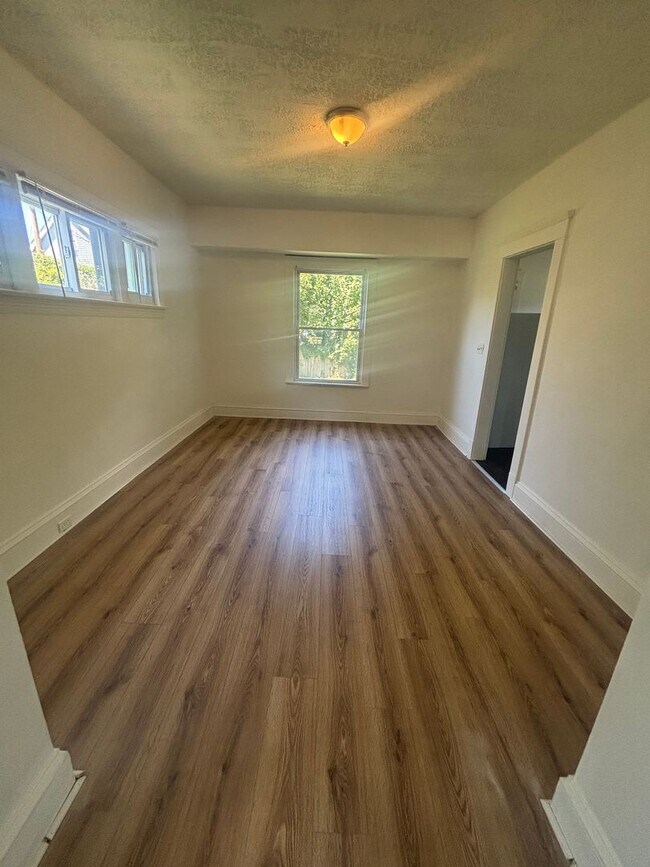 Building Photo - 4bd Single Cash Pay/Section 8 *SECURITY DEPOSIT SPECIAL*