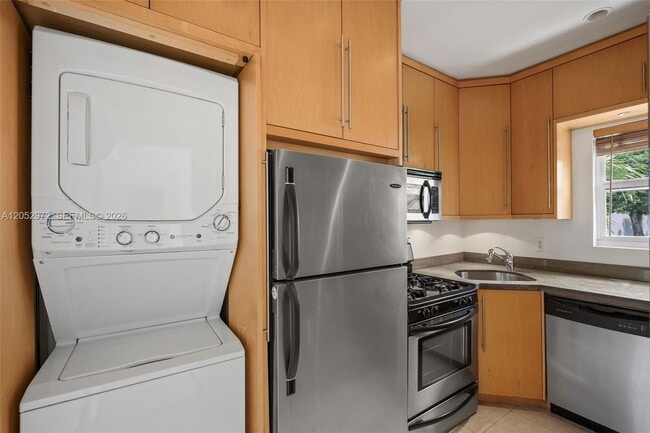 Building Photo - 1100 Venetian Way