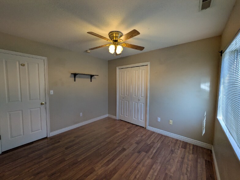 Building Photo - 861 W Columbia Ln