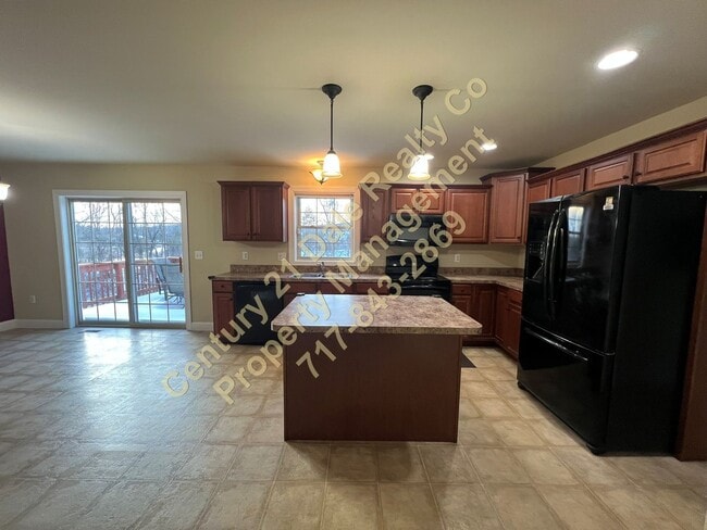 Building Photo - Large Three Bedroom 2.5 Baths in the Stone Gate Commons Association