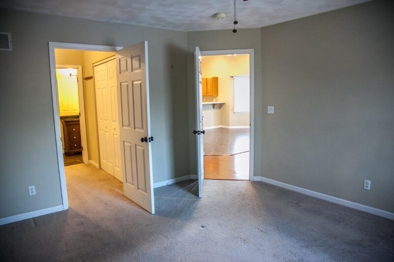 Building Photo - 33 Old Orchard Ln