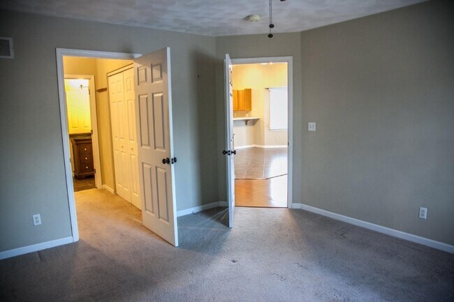 Building Photo - 33 Old Orchard Ln