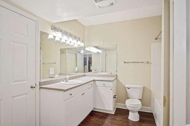Building Photo - Renovated 1 Bedroom 1 Bathroom Condo with ...