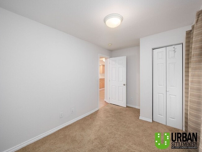 Building Photo - Midtown Coeur d’Alene Gem – Vaulted Ceilings, Large Yard & Prime Location!