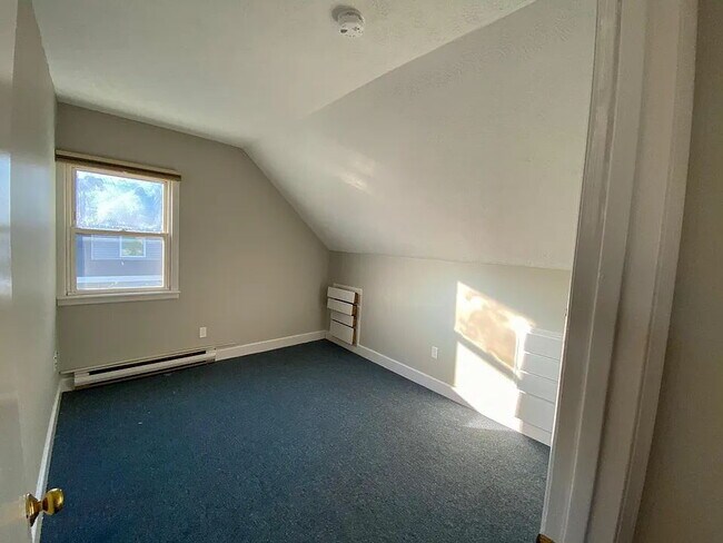 Building Photo - Clean and professional 2BR Near USM with Parking Available June 1