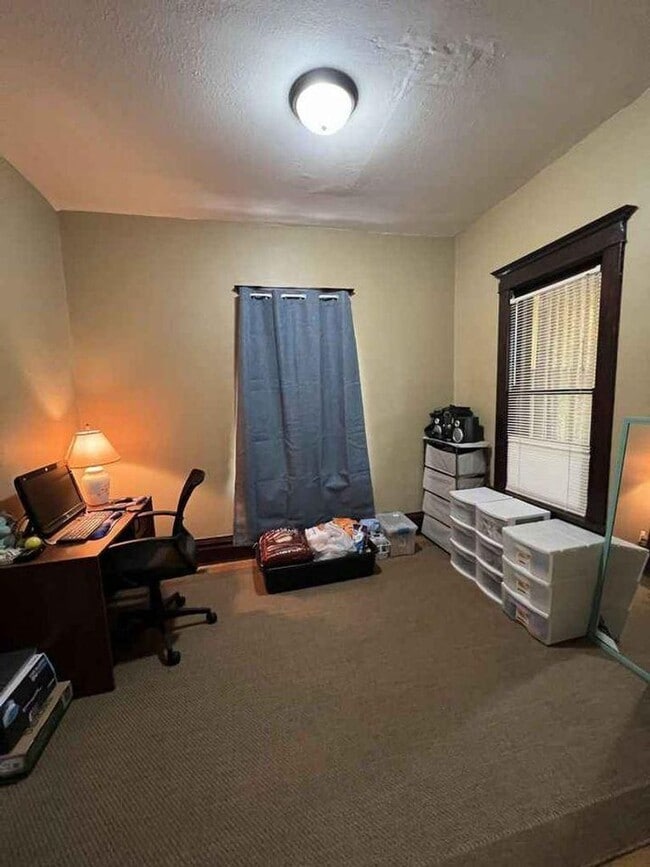 Building Photo - Fully furnished 3 bedroom 1 bathroom house!