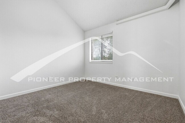 Building Photo - Spacious Condo with Washer/Dryer and Central AC