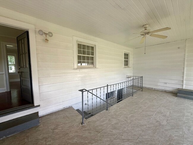 Building Photo - Three bedroom, 1 bath house in Graham