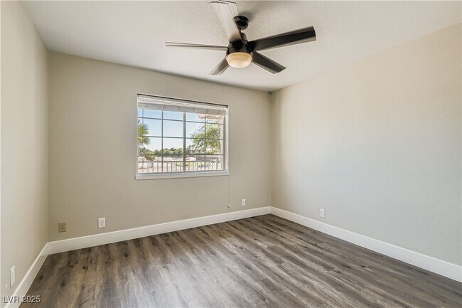 Building Photo - 6690 N Torrey Pines Dr
