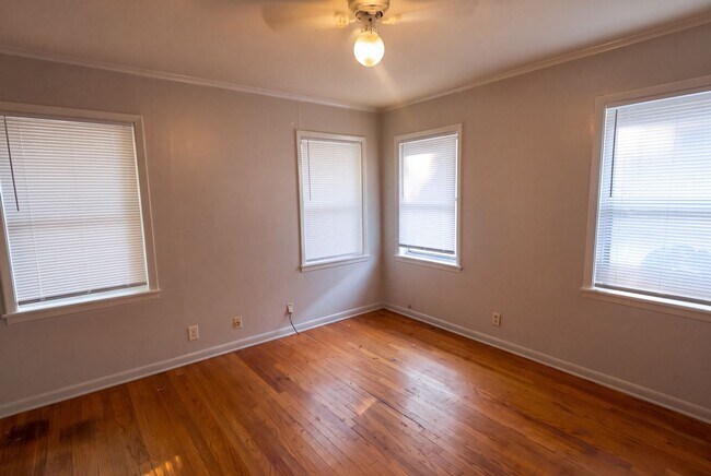 Building Photo - 131 Lister St