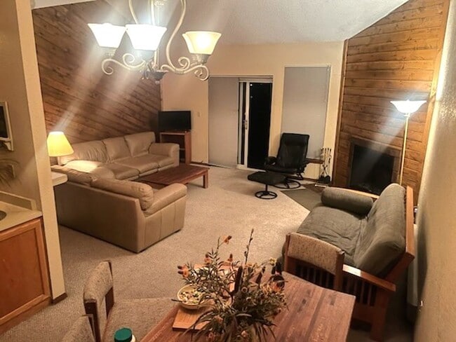 Building Photo - FOR RENT – LAKE HATCHER TOWNHOUSE CONDO