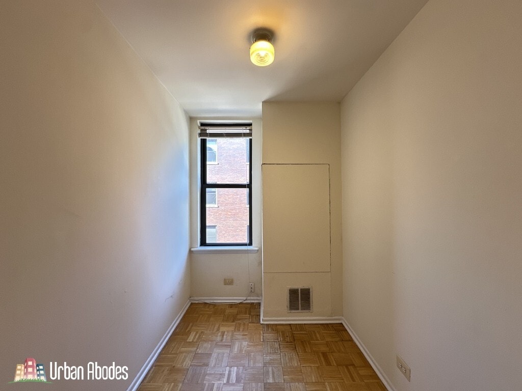 Building Photo - 3147 W Medill Ave