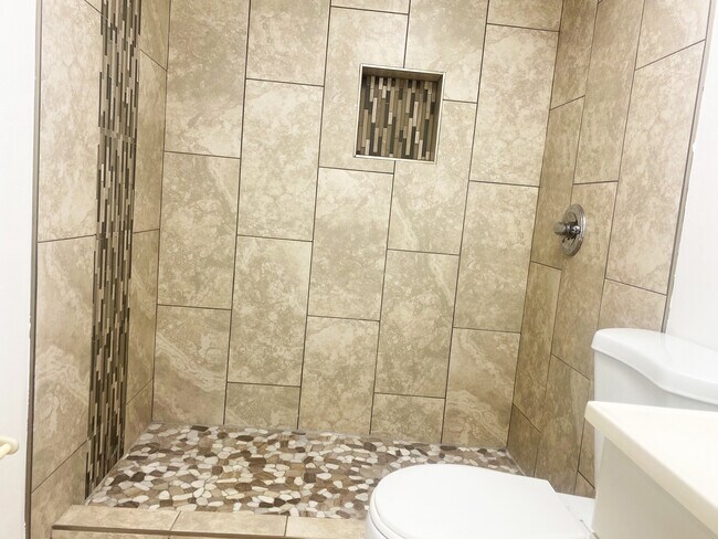 Building Photo - 1104 SE 8th St