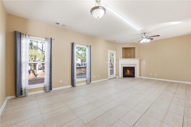 Building Photo - 6199 Thorncrest Dr