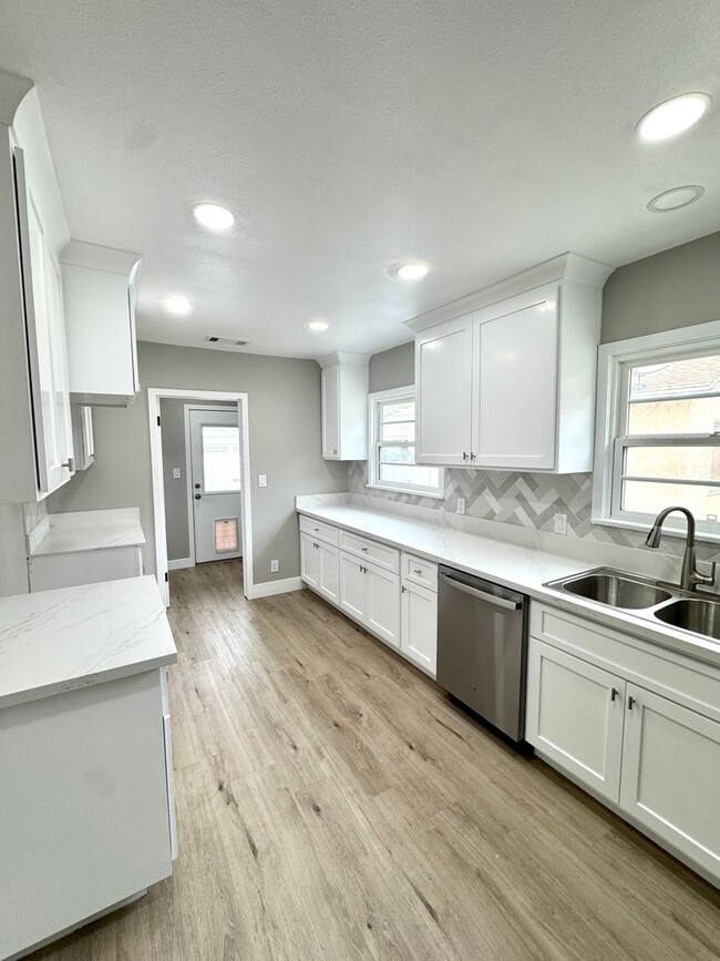 Building Photo - Charming 2 Bedroom Home Near Olivedale Par...
