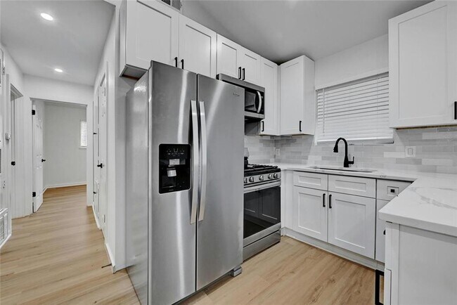 Building Photo - Fully updated 6 bed house!!! 1911 David!