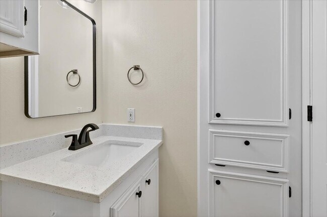 Building Photo - 4453 Lake George Dr