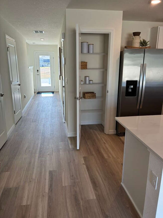 Building Photo - 3 bedroom, 2.5 bath Townhome