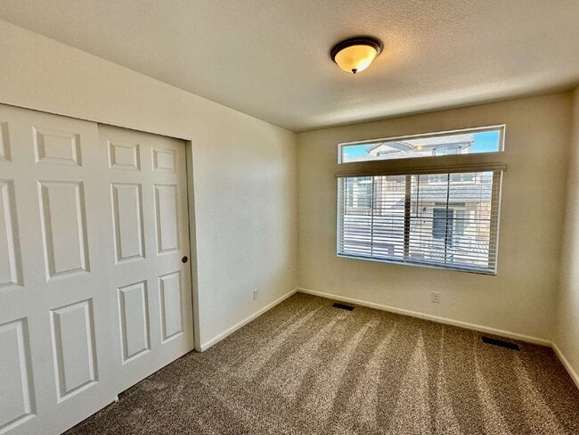 Building Photo - "Charming and spacious 3-Bed Sanctuary with 2.5 Baths the Reunion Community in Commerce City!"