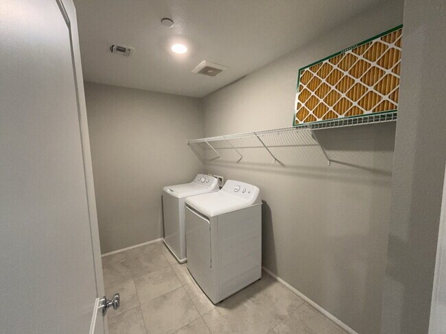 Building Photo - Stunning 3-Bed Oasis in North Las Vegas with Granite Countertops & Spacious Living!