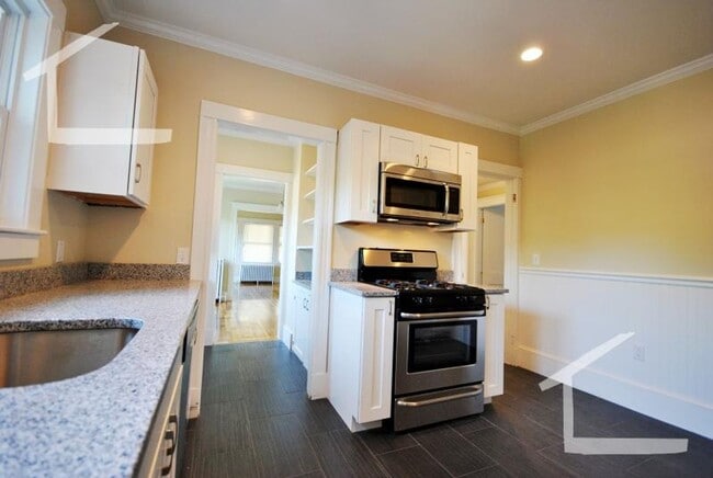 Building Photo - Large 4 bed in Oak Square