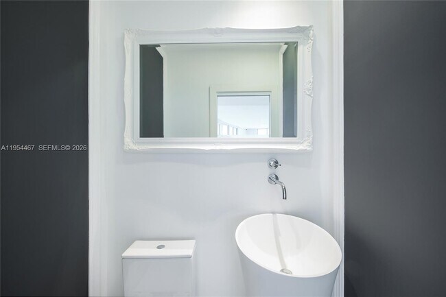 Building Photo - 1000 South Pointe Dr