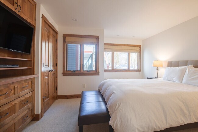 Building Photo - 300 Mahoney Dr