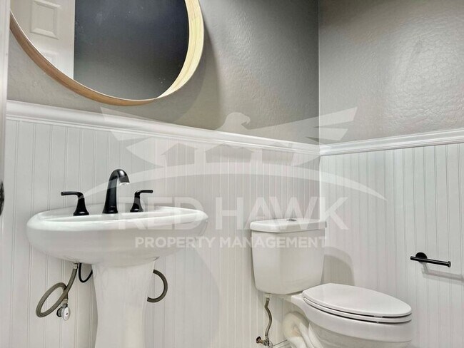 Building Photo - 863 W Bluebird Dr