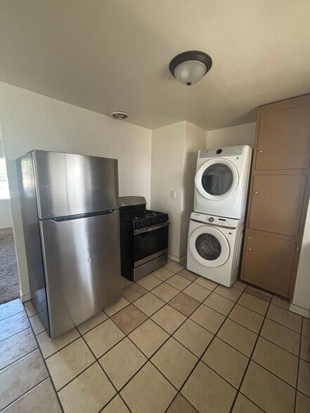 Building Photo - 701 E Oakland