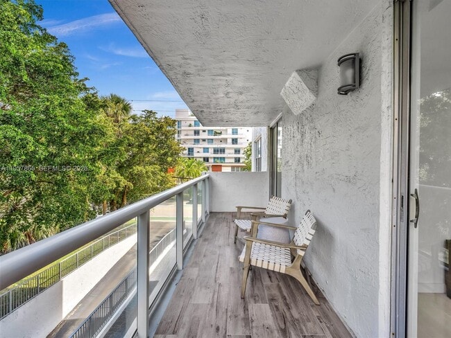 Building Photo - 10000 W Bay Harbor Dr