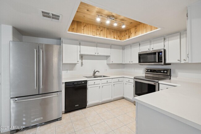 Building Photo - 9736 N 95th St