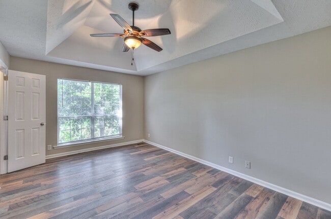 Building Photo - 1617 Roundhill Dr