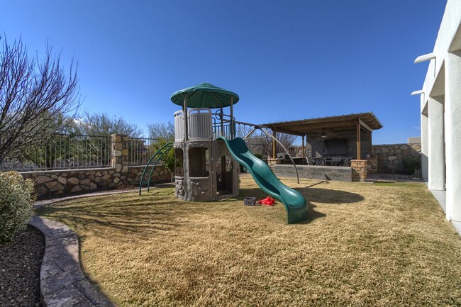 Building Photo - Gorgeous home in the westside