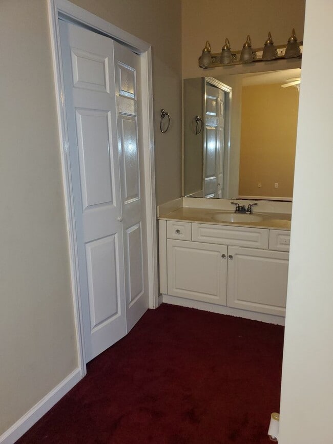 Building Photo - Beautiful 2 Bedroom 2 Bath Available 10/10...
