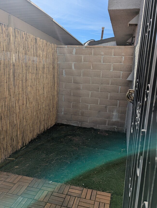 Building Photo - 898 Rhinegold Way